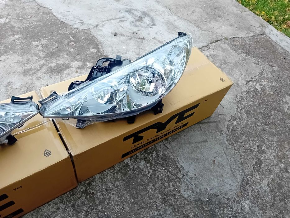 Фар Пежо 207 НОВ