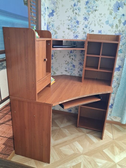 Продам компьютерный стол угловой
