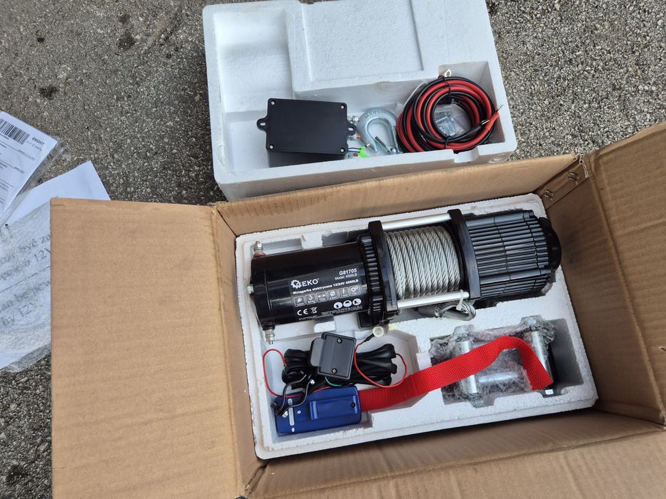 Електрическа лебедка GEKO 12V 4500lb/ 2041кг.