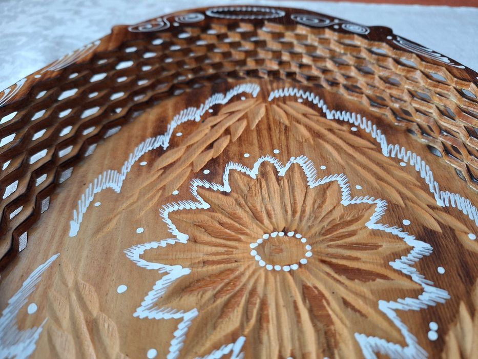 Tava decor confectionata din lemn traforat si pictat - veche