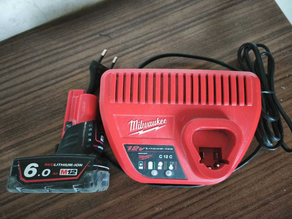 Зарядно и батерия Milwaukee 12V
