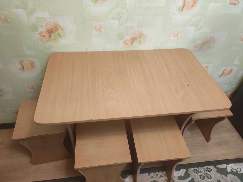 Кухонный стол с 4 стульями