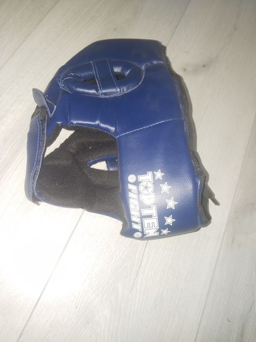 Продам боксеркие перчатки с шлемом