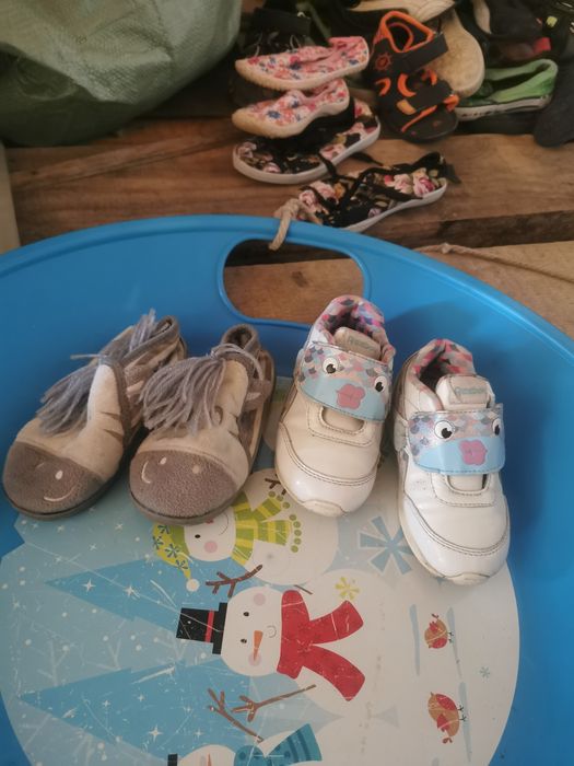 Donez încălțăminte fetita