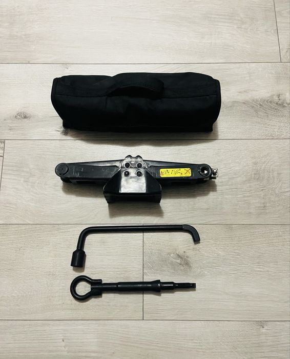 Оригинален комплект крик, ключ и кука за Citroen/Peugeot