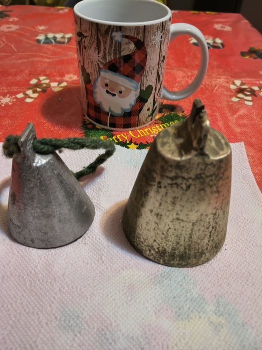 Vind doua clopote ( unu de bronz și unul aliaj )