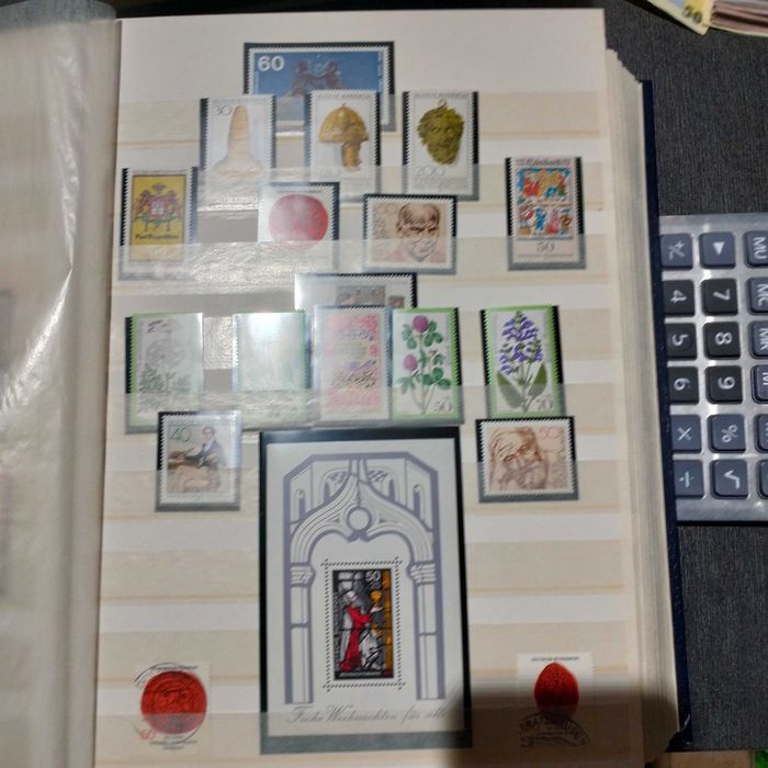 Vând colecție timbre 10 clasoare