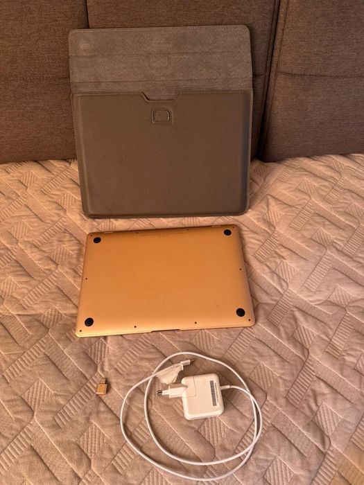 Продам Apple MacBook Air 13 (2022)