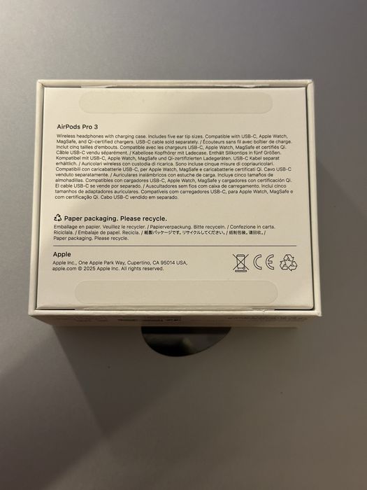 Apple AirPods Pro 3 - почти чисто нови