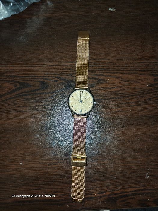 Часовник Isabella Fird златен с  диаманти и мрежеста каишка