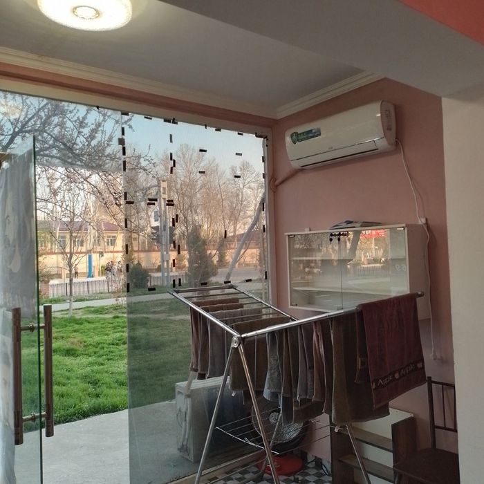 Salon sotiladi 15000$ Guliston shahar 4 mk.26dom