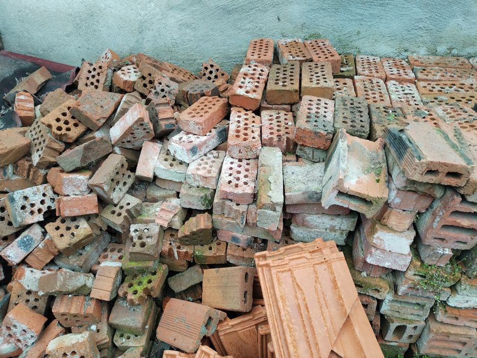Продавам употребявани тухли единички