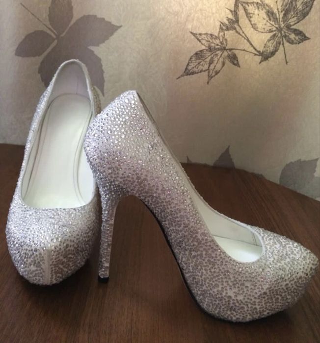 Туфли белые со стразами