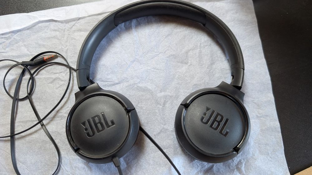 Casti On Ear cu fir JBL TUNE 500