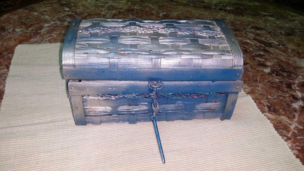 Поцеланови свещници и бижутерска кутия