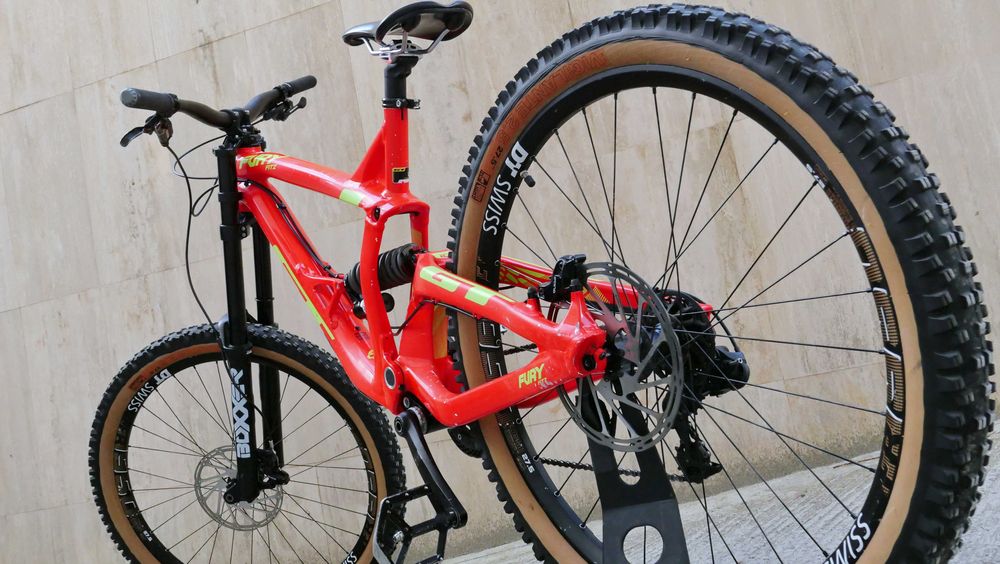 GT Fury Fitz DH 27.5 Boxxer 200 ход, SRAM GX, DT Swiss