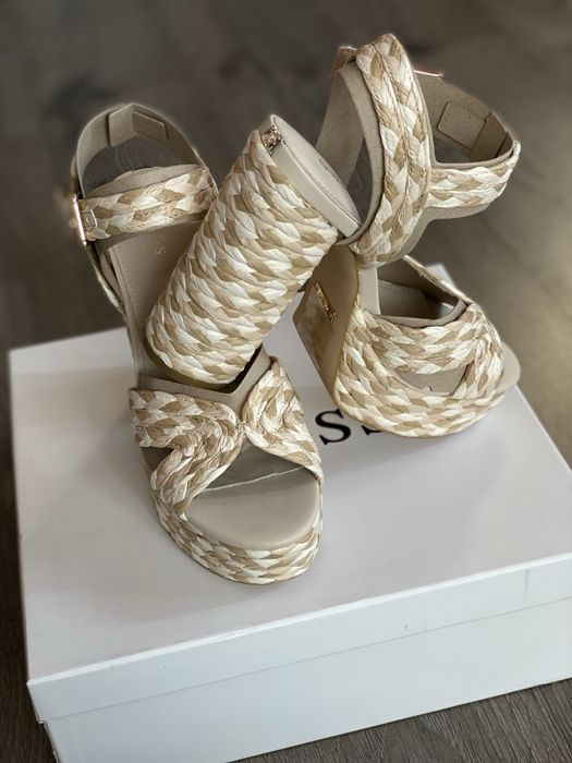 Високи сандали Guess
