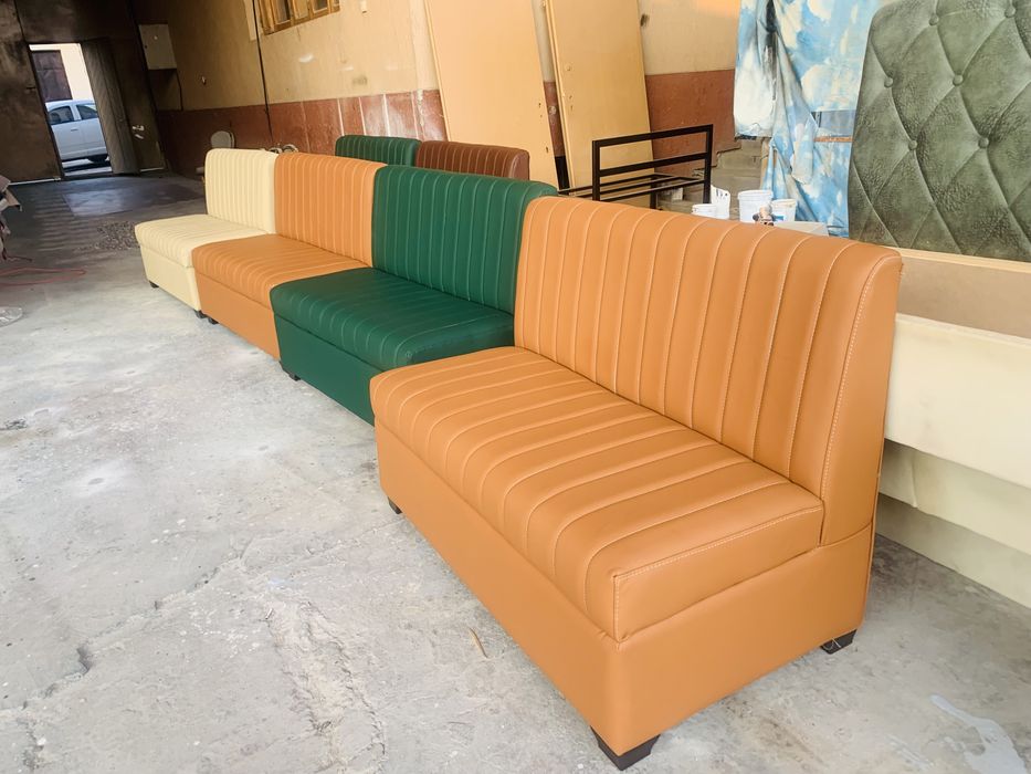 Диван в кафе. Диванчик