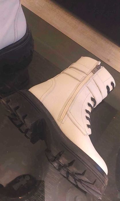 Bocanci din piele , albi, model deosebit, marimea 37