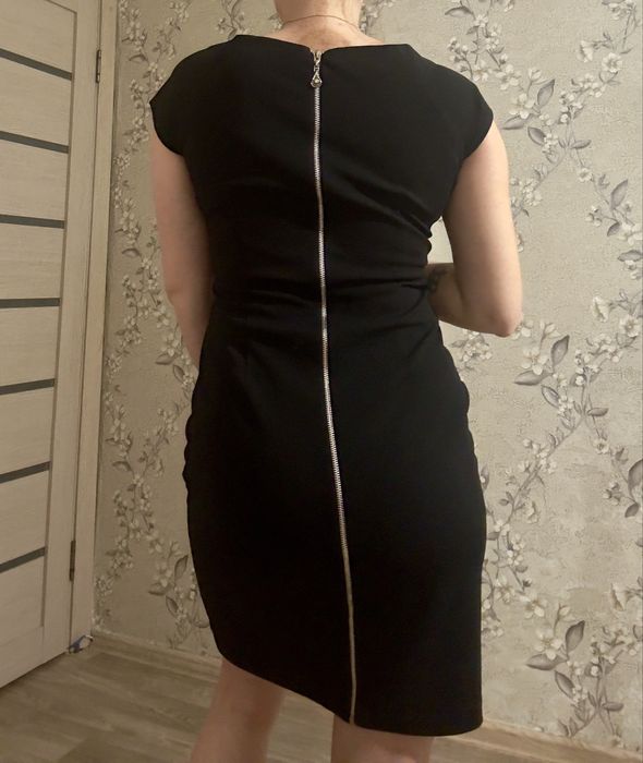 Продам платья, костюм.