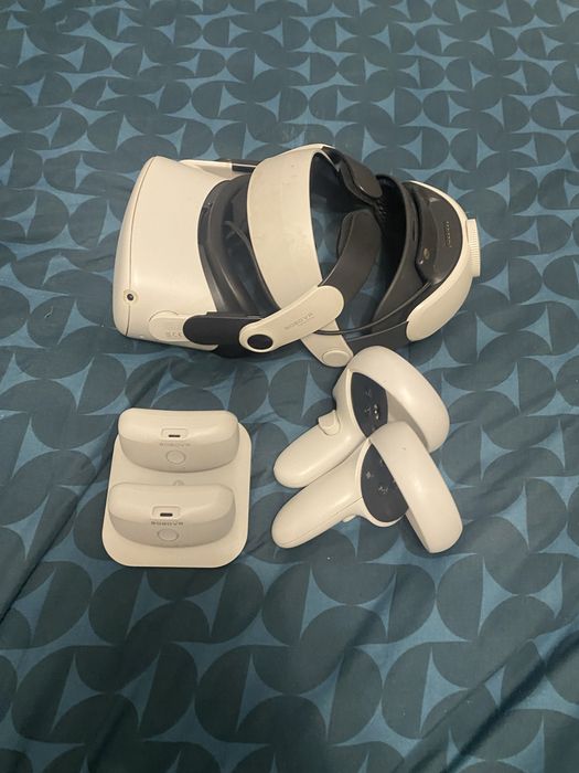 Meta Quest 2 cu accesorie headstrap + 2 baterii externe putin utilizat