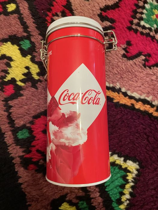 Чисто нови кутии на кока кола