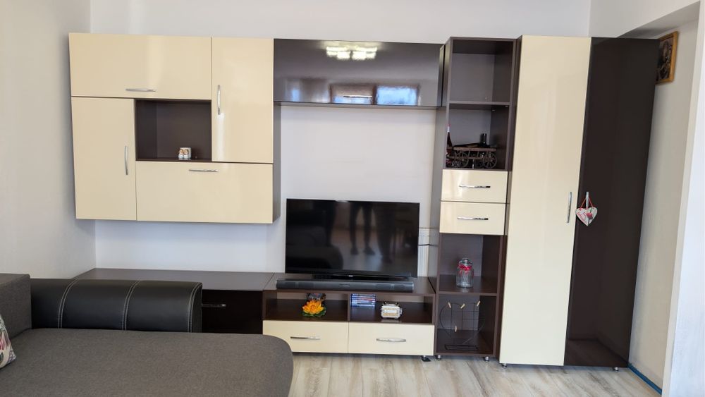 Mobilă living din pal plus mdf lucios