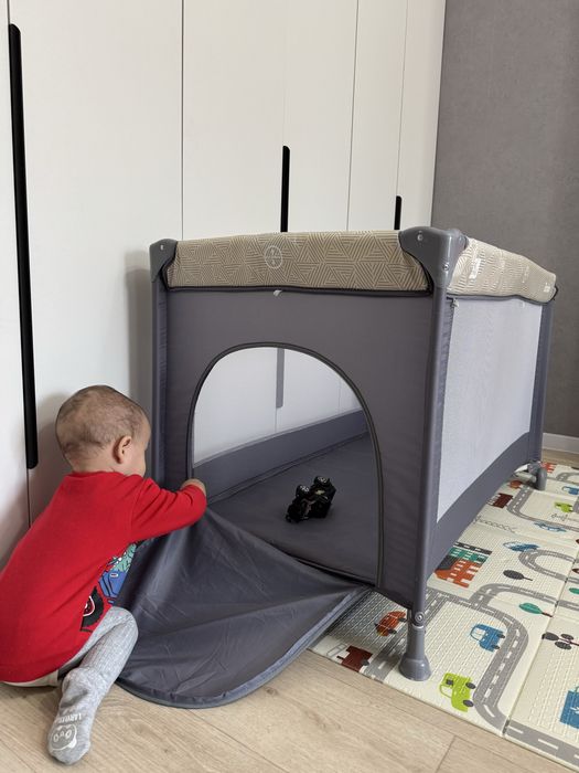 Двухуровневый манеж-кроватка