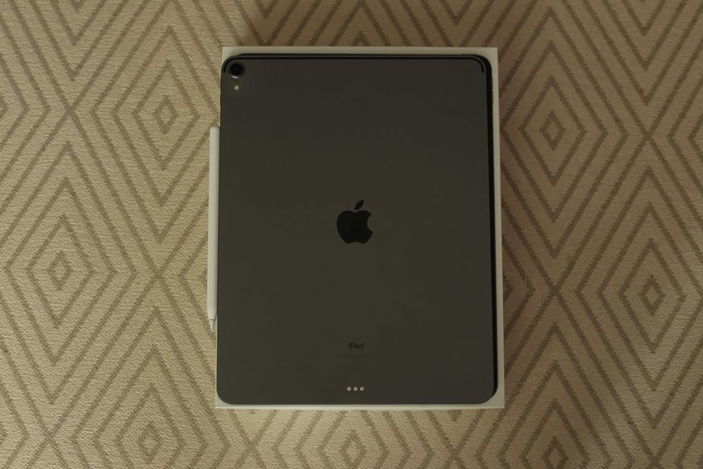 iPad Pro 12.9” (2018, Gen 3) + Apple Pencil - 64GB