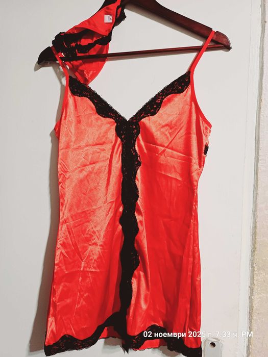 Сатенена червена нощница с черна дантела