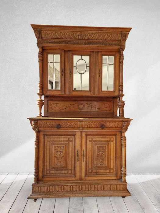 Резбован дъбов бюфет с огледални врати на две части