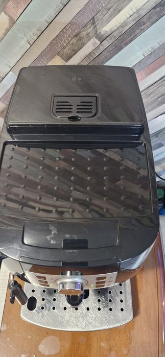 Продавам кафе автомат Делонги