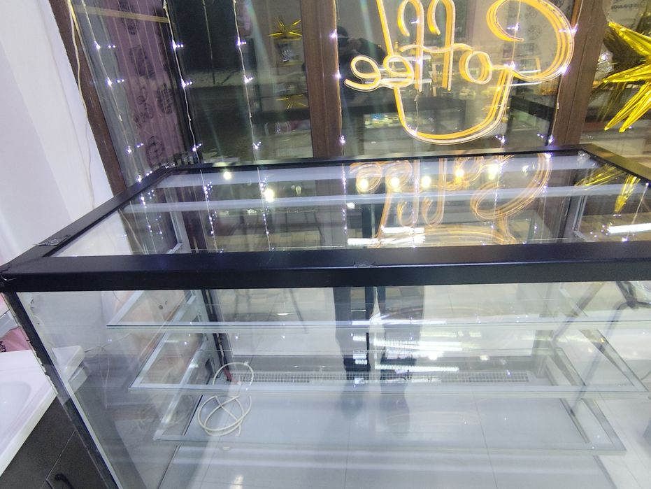 Продам витринный кондитерский холодильник