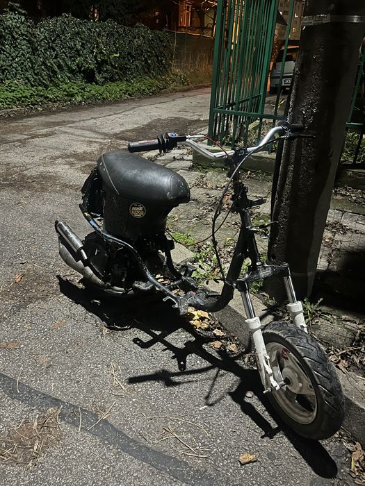 Скутера е с доста доработки