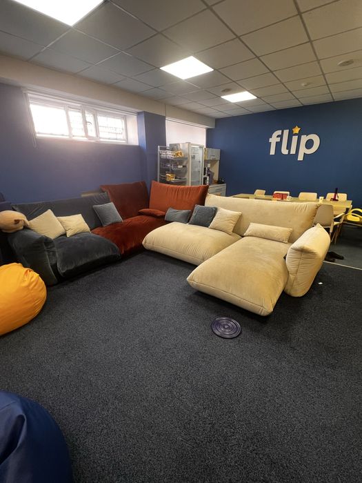 Большой удобный диван