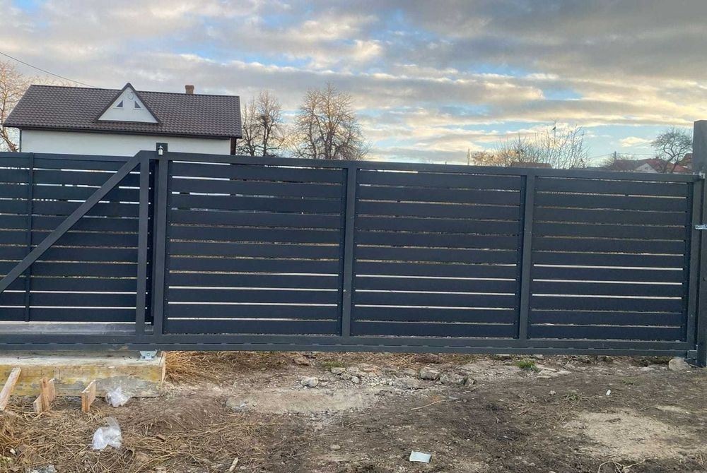 Garduri din panouri stil jaluzele, sipca metalica, tabla, plasa si BCA