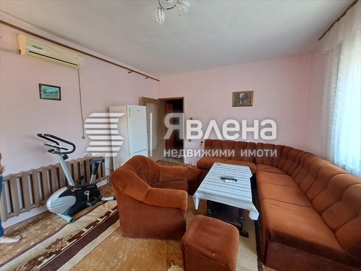 Дава се под наем Етаж от къща в Ямбол, Боровец - 80 кв.м за 255 € - Снимка #1