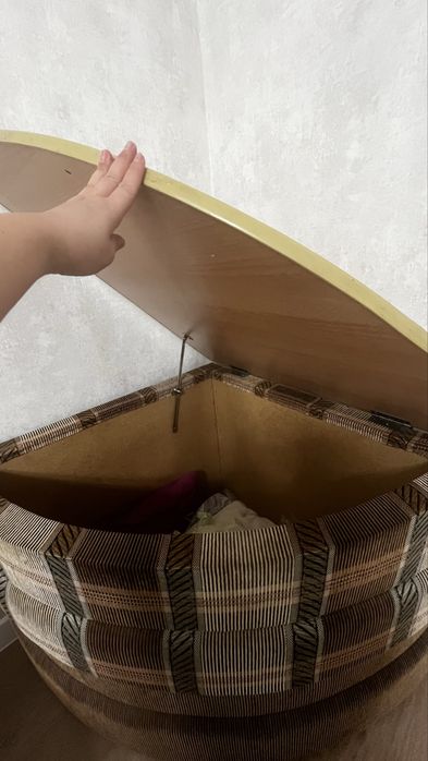 Тумба, с внутренним отсеком. Вместительна
