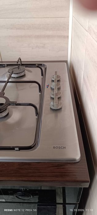 Продавам кухненски плот за вграждане 3 газови зони и 1 на ток в комплект с газова бутилка и 1