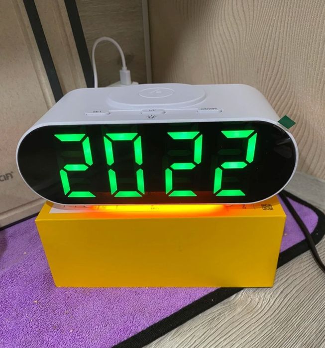 Часы настольные с беспроводной зарядкой