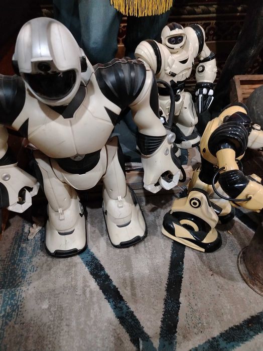 Роботы, игрушки.