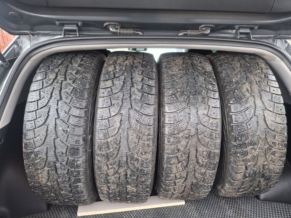 Продам зимний шипованная резина