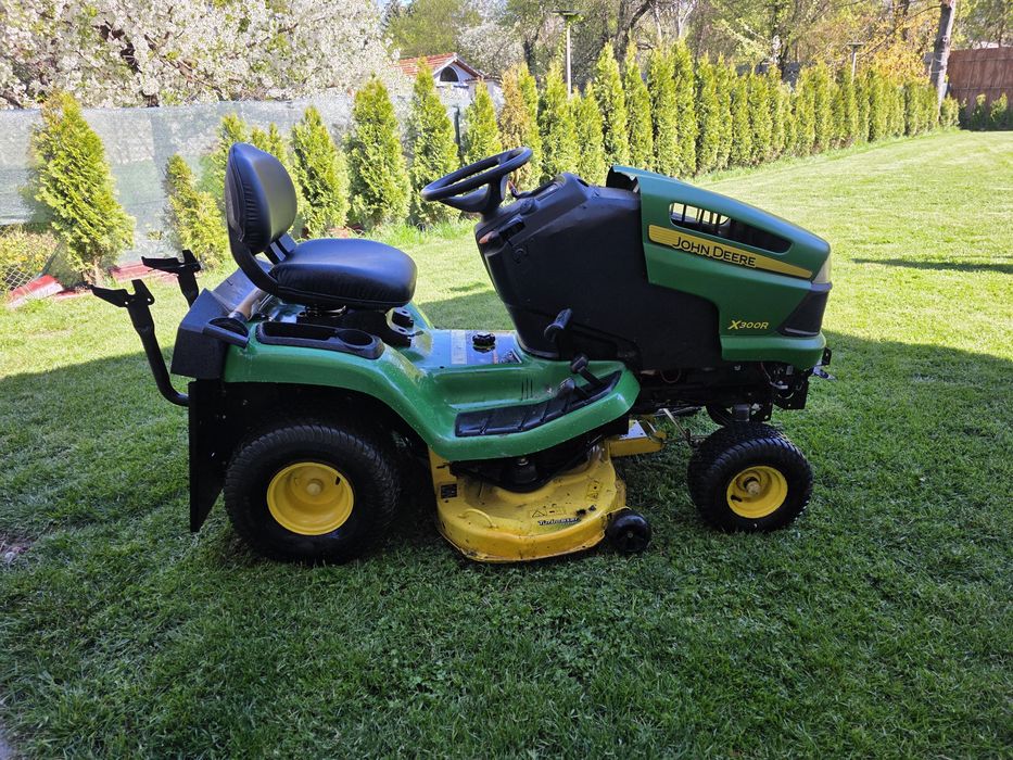 Продавам тракторна косачка John Deere X300R с кош за тревата