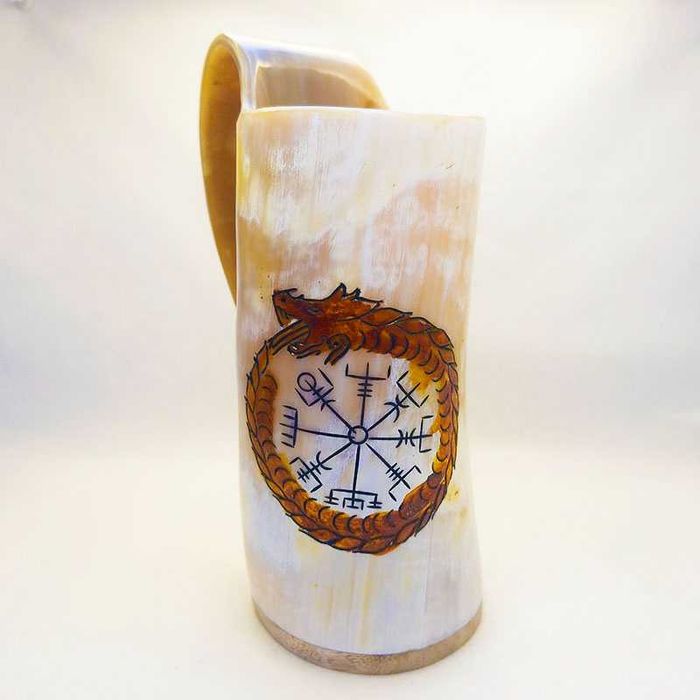 Чаши  от истински биволски рог и гравюри с викингски мотиви, тип халба