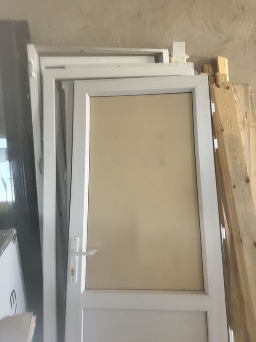Продам двери алюминиевые и пластиковые