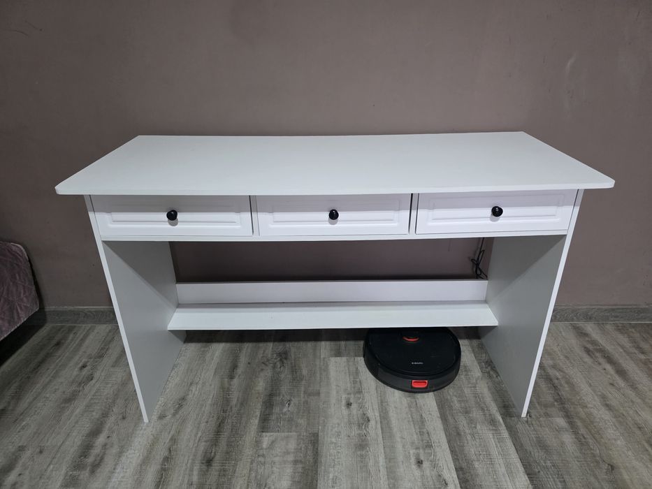 Birou Elegant Alb cu 3 Sertare – Stare Excelentă