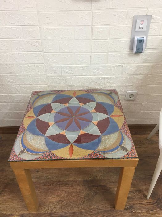 Продавам маса с ръчно рисувано стъкло