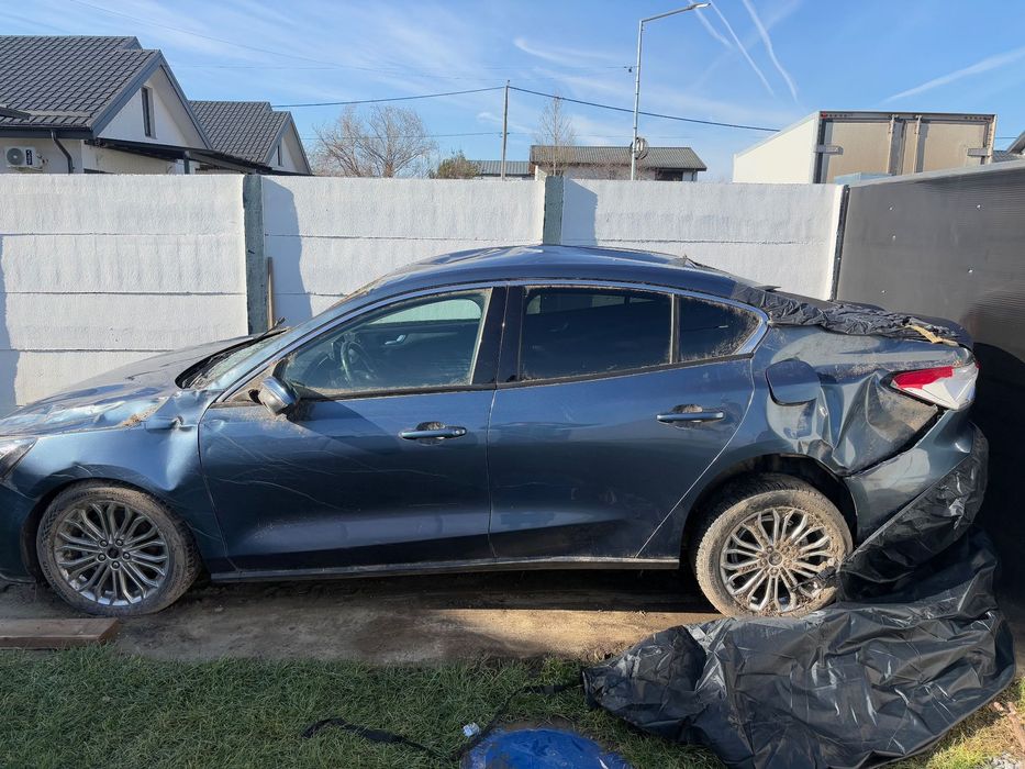 Ford Focus Vând sau dezmembrez ford focus!