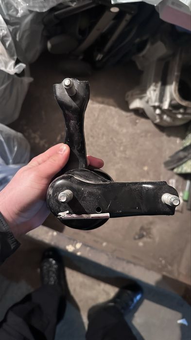 Подушка двигателя