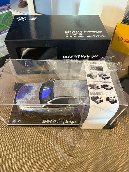 Macheta Spark RARE 1/18 BMW iX5 Hydrogen SURFACING Es Devlin Art Basel Noua